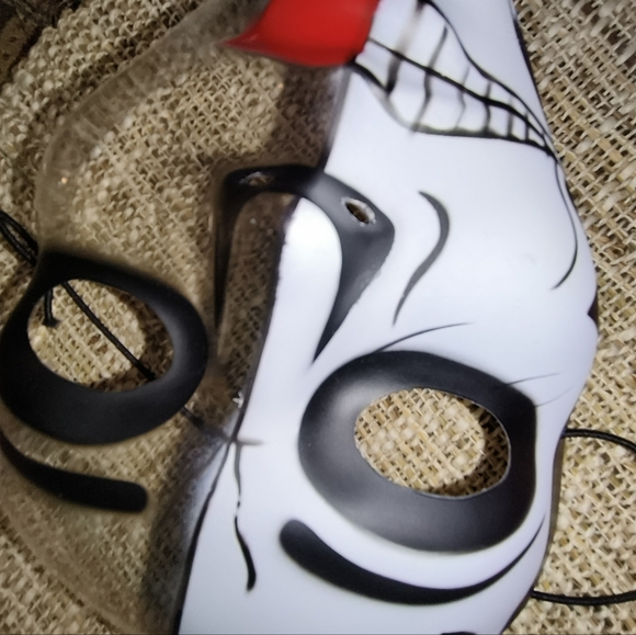 Women's Skeleton Face - Picture 2 of 5